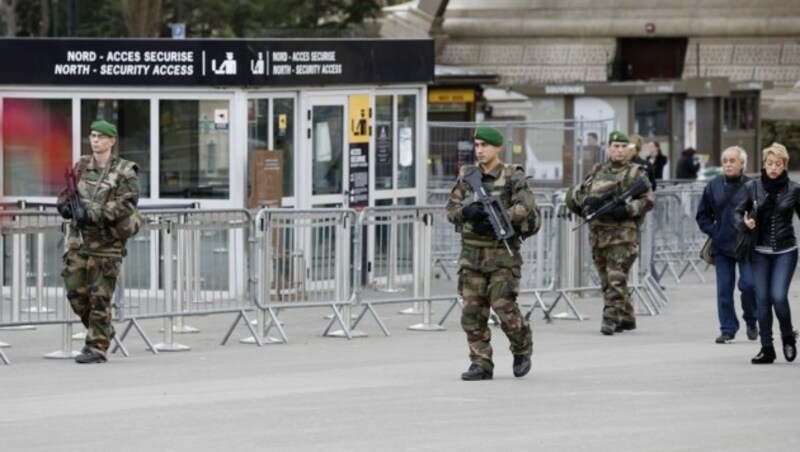 Soldaten patrouillieren in den Straßen von Paris. (Bild: APA/AFP/FRANCOIS GUILLOT)