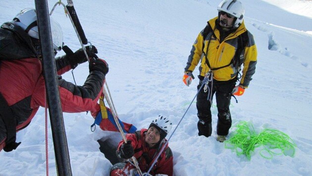 Die Bergung mittels Zweibein war eine große Herausforderung für die Bergretter. (Bild: ZOOM-Tirol)