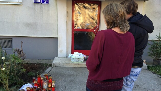 Am Tatort in Waidmannsdorf wurden Kerzen aufgestellt. (Bild: Christian Rosenzopf)