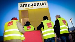 Die Gewerkschaft Verdi macht sich seit Jahren für bessere Bezahlung und Tarifverträge bei Amazon.de stark. (Bild: APA/EPA/PETER ENDIG)