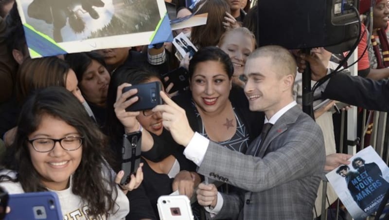 Noch schnell ein Selfie mit den Fans... (Bild: APA/EPA/MIKE NELSON)