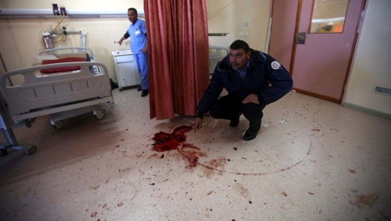 In diesem Zimmer fielen die Todesschüsse für den Cousin des Terrorverdächtigen. (Bild: APA/EPA/ABED AL HASHLAMOUN)