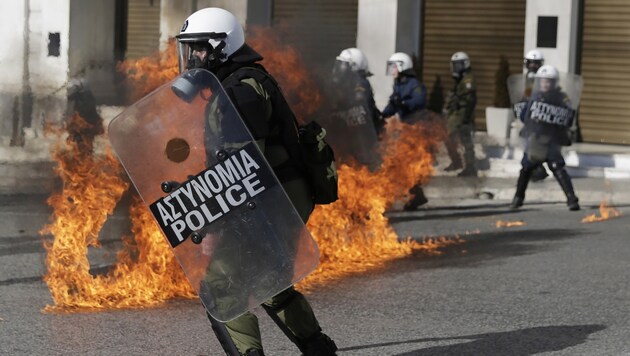 Erstmals seit dem Amstantritt von Premier Tsipras brennen die Straßen Athens wieder. (Bild: AP)