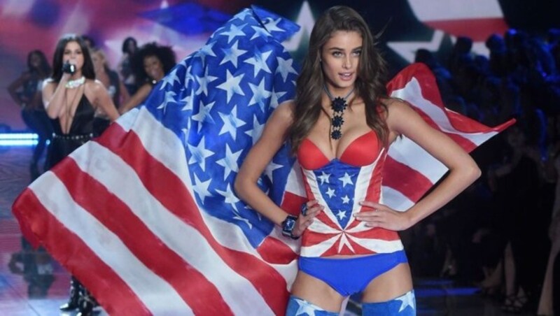 Model-Engel Taylor Hill am Catwalk der Victoria's-Secret-Show 2015 (Bild: AFP)