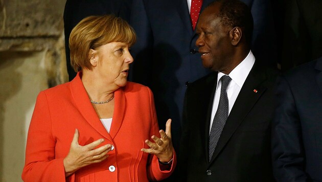 Deutschlands Kanzlerin Angela Merkel mit dem ivorischen Präsidenten Alassane Ouattara (Bild: AP)