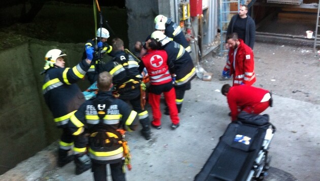 Ein sogenannter MRAS-Trupp der Feuerwehr rettete den Arbeiter aus dem Lagerschacht. (Bild: FF Klein St. Paul)