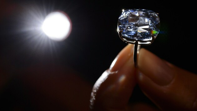 Ein seltener blauer Diamant wechselte für 40 Millionen Euro den Besitzer. (Bild: APA/AFP/FABRICE COFFRINI)