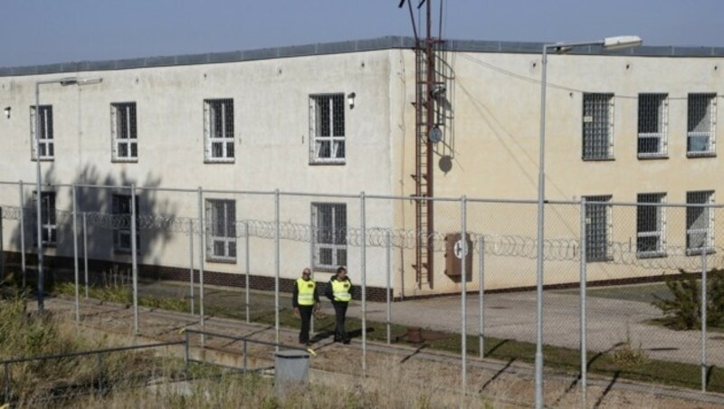 Das ehemalige Gefängnis in Drahonice, in dem nun Flüchtlinge untergebracht sind. (Bild: AP)