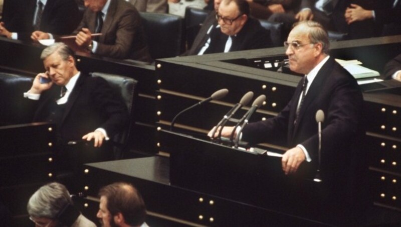 Helmut Schmidt und Helmut Kohl (rechts), der ihm als Kanzler nachfolgte. (Bild: dpa/Martin Athenstdt)