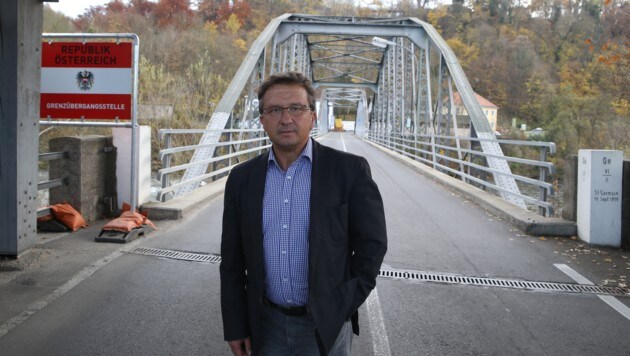 Bürgermeister Anton Vukan vor dem Grenzübergang in Mureck. (Bild: Sepp Pail)