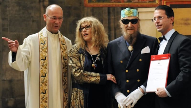 Ernst Fuchs und Uta Saabel im Bild mit Dompfarrer Toni Faber und Adrian Hollaender im Stephansdom (Bild: APA/ANDREAS PESSENLEHNER)