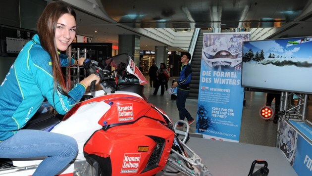 Ariana Horn aus Innsbruck hat ihr Glück auf dem Motorschlitten-Simulator versucht. (Bild: Erich Spiess)