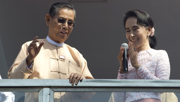 Oppositionsführerin Aung San Suu Kyi und Parteikollege Tin Oo während einer Rede vor ihren Anhängern (Bild: AP)