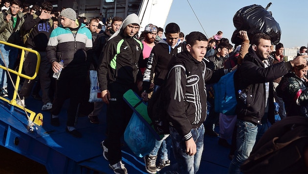 Migranten verlassen eine Fähre in Piräus. (Bild: AFP)