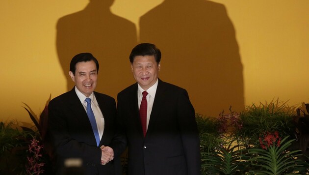Historischer Handschlag zwischen den Staatschefs von Taiwan und China: Ma Yong-Jeou und Xi Jinping (Bild: APA/EPA/FAZRY ISMAIL)