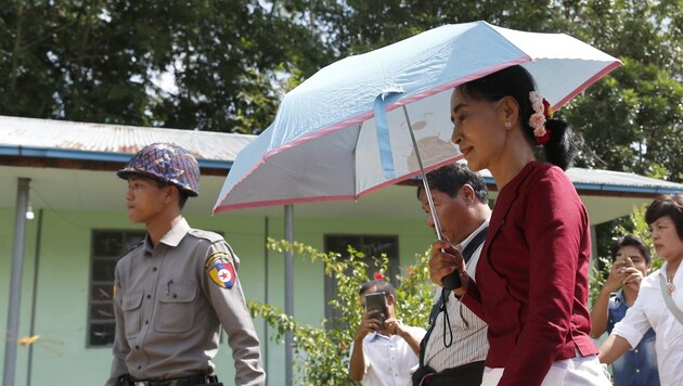 Nobelpreisträgerin Aung San Suu Kyi auf dem Weg zur Wahlurne (Bild: APA/EPA/RUNGROJ YONGRIT)