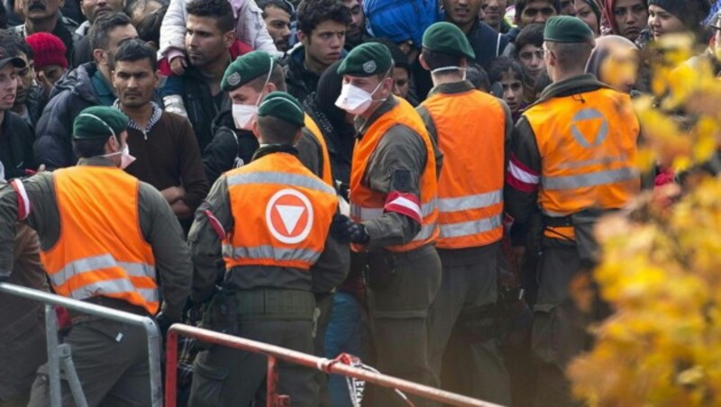 Grenzübergang Spielfeld (Bild: APA/EPA/ERWIN SCHERIAU)