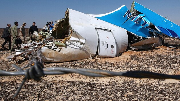 Ein Teil des Airbus-A321-Wracks auf der Sinai-Halbinsel (Bild: APA/EPA/MAXIM GRIGORIEV/RUSSIAN EMERGENCY MINISTRY/HANDOUT)