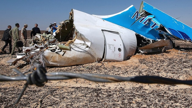 Ein Teil des Airbus-A321-Wracks auf der Sinai-Halbinsel (Bild: APA/EPA/MAXIM GRIGORIEV/RUSSIAN EMERGENCY MINISTRY/HANDOUT)