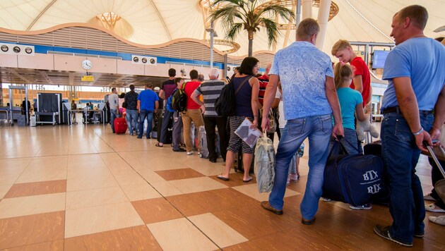 Touristen am Flughafen von Sharm el-Sheikh (Bild: AP)