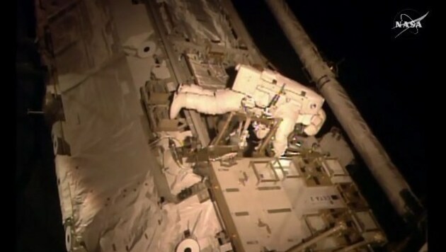 US-Astronaut Scott Kelly während des Außeneinsatzes an der ISS (Bild: NASA TV)