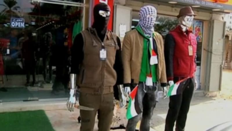 Vermummte Schaufensterpuppen tragen Messer. (Bild: Screenshot The Jerusalem Post)