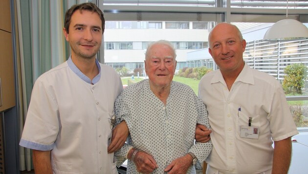 Pfleger Mario Lang, Alois Neuhofer und Chirurg Stefan Huber (Bild: Gespag)