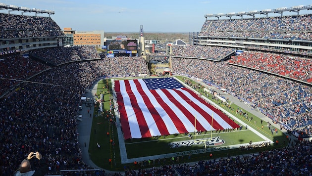 Riesige US-Flagge vor einem NFL-Spiel im Gillette Stadium in Foxborough (Massachusetts) (Bild: CJ Gunther/EPA/picturedesk.com)
