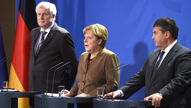 Horst Seehofer, Angela Merkel und Sigmar Gabriel (Bild: APA/EPA/Soeren Stache)