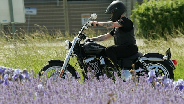 Wer ohne Schutzkleidung einen Motorradunfall hat, muss mit schweren Verletzungen rechnen. (Bild: APA/MARKUS LEODOLTER)