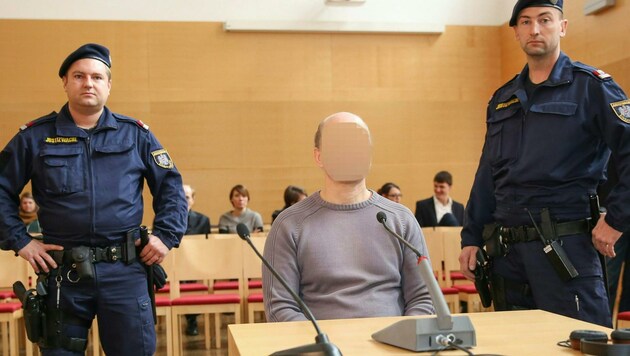 Der 46-jährige Täter beim Geschworenenprozess am Landesgericht in Wels (Bild: APA/MATTHIAS LAUBER)