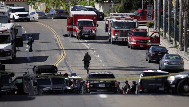 Großaufgebot der Polizei bei einem Einsatz nahe dem Flughafen in San Diego (Bild: AP)