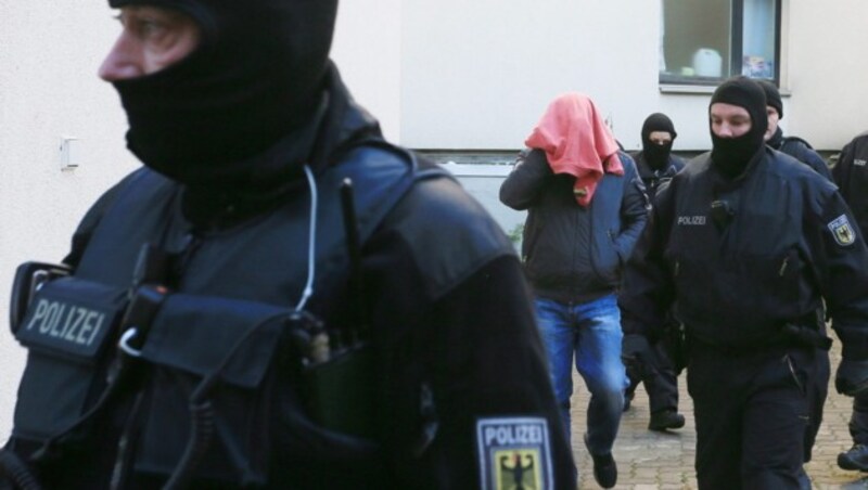 500 Polizisten waren in Deutschland bei einer Razzia gegen die Schleppermafia im Einsatz. (Bild: APA/EPA/CHRIS GOSSMANN)