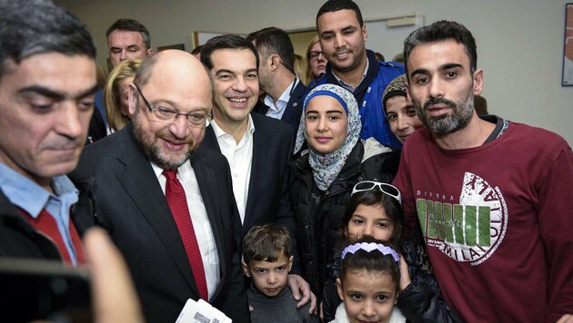 EU-Parlamentspräsident Martin Schulz und Griechenlands Premier Alexis Tsipras mit den Flüchtlingen (Bild: APA/AFP/ANDREA BONETTI)