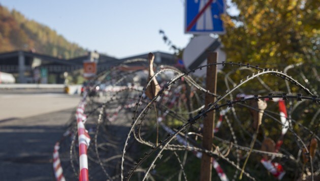 Entlang der A9 nahe dem Grenzübergang wurden die Stachelbänder ausgelegt. (Bild: APA/ERWIN SCHERIAU)