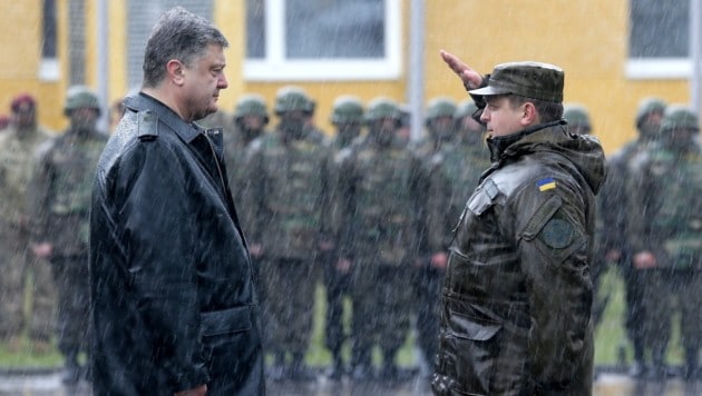 Präsident Poroschenko während eines Besuchs einer Armeeübung in Lemberg (Bild: APA/EPA/SERGEY DOLZHEKO)
