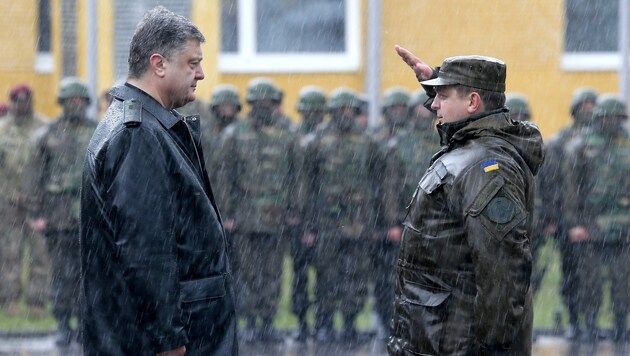 Präsident Poroschenko während eines Besuchs einer Armeeübung in Lemberg (Bild: APA/EPA/SERGEY DOLZHEKO)