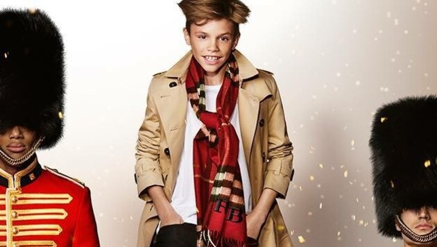 Im Weihnachtskampagnenvideo der Modemarke Burberry stellt Romeo Beckham seine guten Gene zur Schau. (Bild: Burberry)
