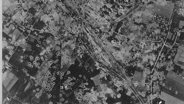 Luftaufnahme April 1945: Gebiet um den Klagenfurter Hauptbahnhof nach einem heftigen Bombardement (Bild: Privat)