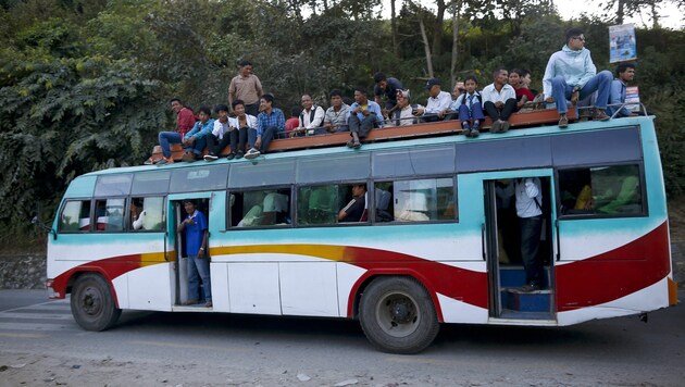 Ein überfüllter Reisebus in Nepal (Bild: APA/EPA/Narendra Shrestha (Symbolbild))