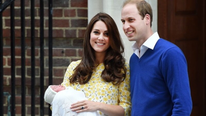 Kate und William mit Töchterl Charlotte (Bild: APA/EPA/ANDY RAIN)