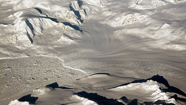 Luftaufnahme eines Gletschers in der Westantarktis (Bild: NASA/Michael Studinger)