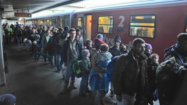 Montag kam in Kufstein erneut ein Sonderzug aus Villach mit Hunderten Flüchtlingen an. (Bild: Hubert Berger)