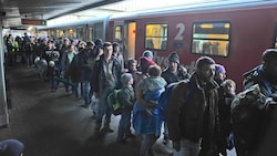 Flüchtlinge auf der Durchreise in Tirol: Die Bilder aus 2015 wiederholen sich. (Bild: Hubert Berger)