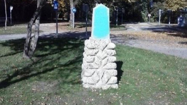 Der türkis "angemalte" Gedenkstein im Park (Bild: KZ-Verband)