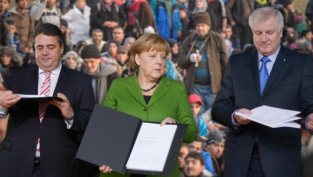 Merkel, Seehofer einig über Transitzonen - Koalitionspartner Gabriel (l.) ist skeptisch. (Bild: APA/AFP/JOHANNES EISELE, APA/RENE GOMOLJ)