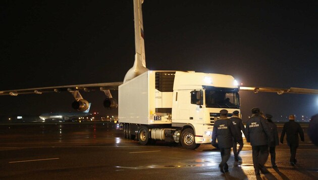 Mit einer Sondermaschine wurden die sterblichen Überreste von 144 Insassen nach Russland gebracht. (Bild: APA/AFP/DMITRY LOVETSKY)