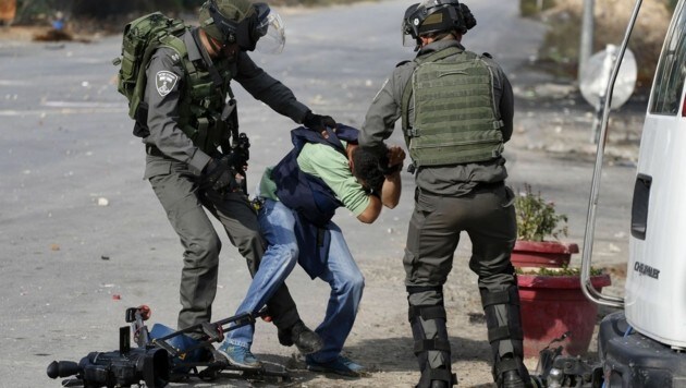 Israelische Sicherheitskräfte attackieren einen Kameramann. (Bild: APA/AFP/ABBAS MOMANI)