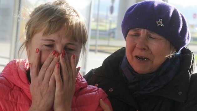 Angehörige der Passagiere erfuhren am Flughafen in Sankt Petersburg von der Tragödie. (Bild: APA/AFP/OLGA MALTSEVA)