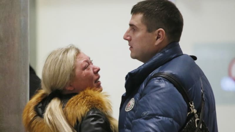 Angehörige der Passagiere erfuhren am Flughafen in Sankt Petersburg von der Tragödie. (Bild: AP)